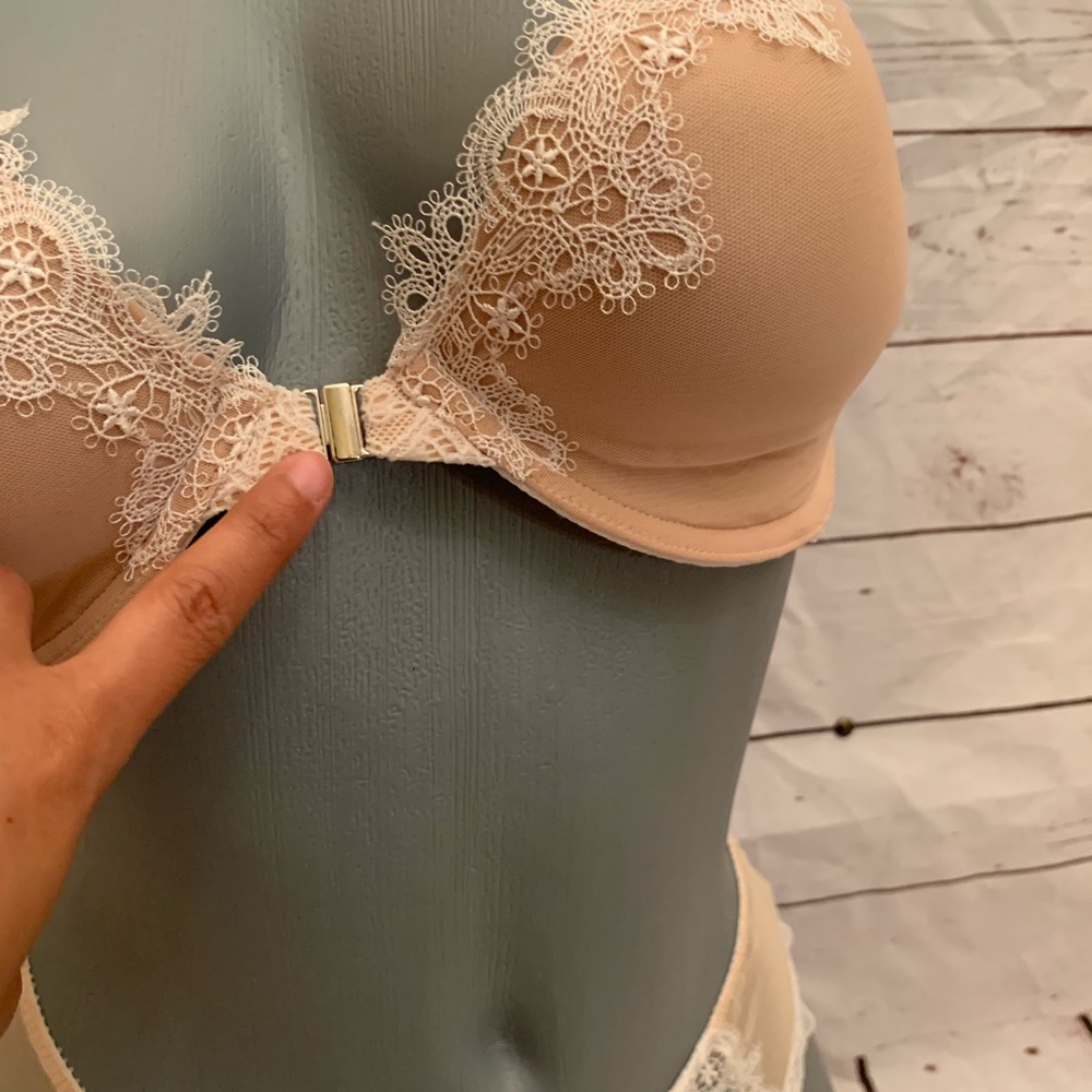 Victoria Secret Bra Set - Picture 2 of 8